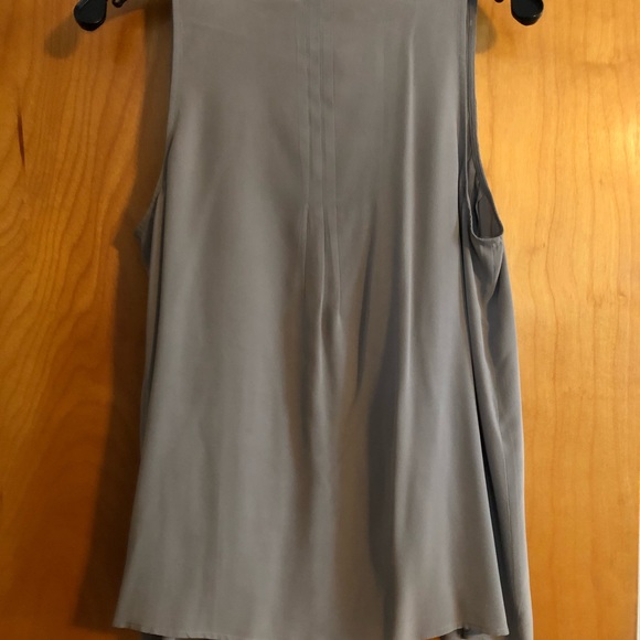 Vince Flowy button down pleated top. - Picture 3 of 3